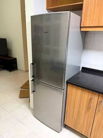 Siemens Top bottom freezer Refrigerator new model same Like new condition