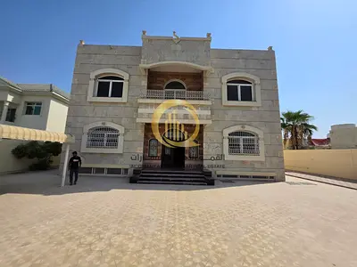 للبيع فيلا ف منطقة الغبيبه امارة الشارقه مساحة 8000 قدم مربع مكونة من ارضي + اول عباره من 4 غرف نوم منهم 2 ماستر