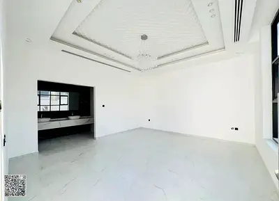 First-time occupancy villa in Al-Amira, high-end finishes at a special price, featuring 6 master bedrooms, a majlis, a living room, and a maid's room.