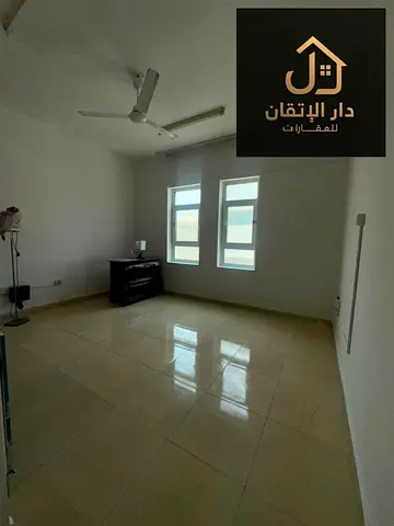 فرصة ذهبية للإيجار استديو منطقه القليعه موقع حيوي وقريب من جميع الخدمات