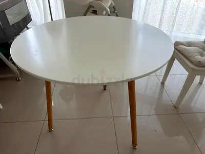 Round white dining table with wooden legs - good condition