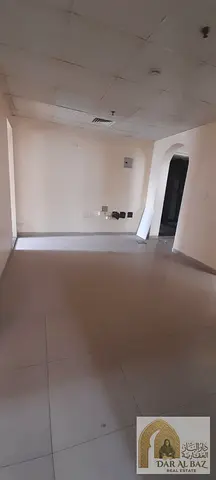 شقة غرفتين وصالة للإيجار السنوي في التعاون الشارقة على الشارع الرئيسي، موزع واسع، 2 حمام، بلكونة، خزائن حائط، موقع مميز وقريب من الخدمات