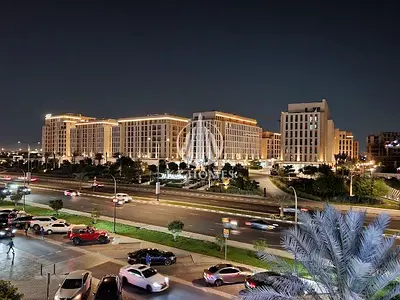 🛍 A vibrant boulevard filled with restaurants, cafés & global brands