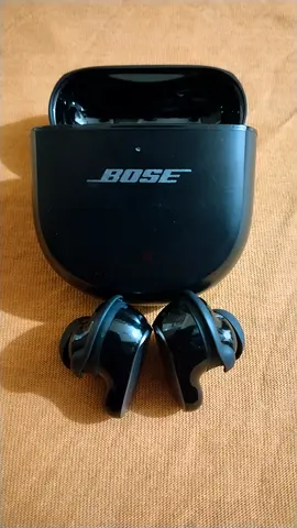 Bose wireless earbuds with charging case - good condition