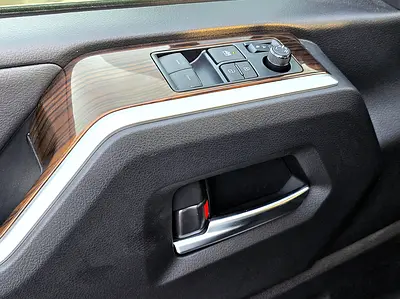صورة 19 لـ 2025 Toyota GRANVIA