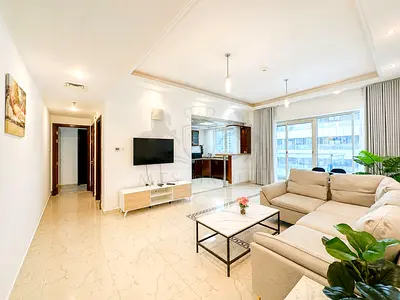 Spacious Marina Residence | with Balcony | Modern Interiors