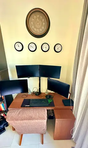 Quad Monitor Desk Setup with stand +Keyboard, Desk. 2 monitors BENQ and 2 monitors Samsung