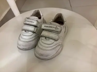 White shoes, size 25