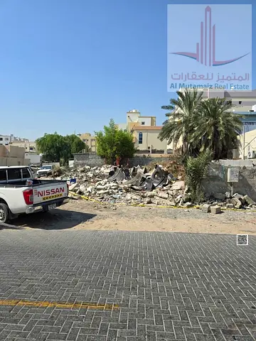 للبيع ارض زاوية سكني استثماري  موقع مميز قريب جدا من شارع الكويت وشارع الكلية