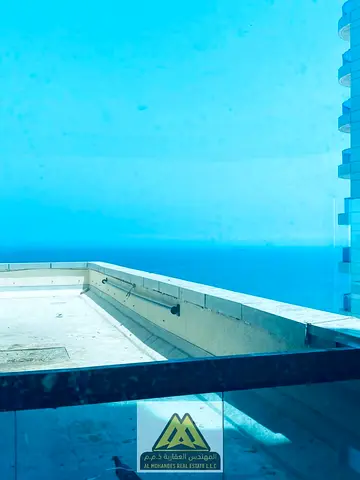 إطلالة مدينة مميزة | إطلالة جزئية على البحر | مساحة كبيرة جدًا | صالة واسعة | مطبخ | تصميم مريح | برج الكورنيش | فرصة مميزة للسكن والاستثمار