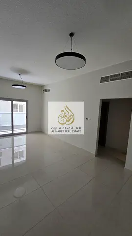 غرفتين وصاله مع 3 حمام وبلكونه وخزائن بالحائط تاني ساكن ايجار سنوي 45الف علي 4 او 6 دفعات تأمين كاش او شيك بعد شهر بالجرف 3 علي شارع رئيسي قريب من الس