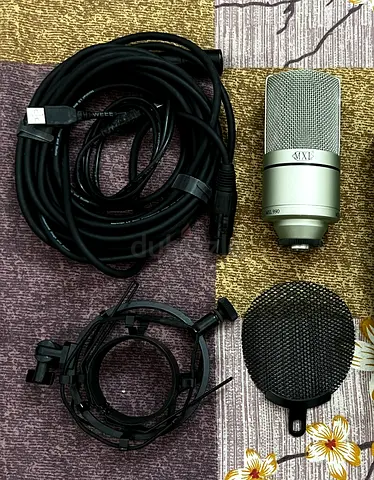 MXL 990 Condenser Microphone excellent condition at fixed price (Mircrophone desk stand included)