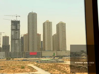 اشيك وافخم شقة اول ساكن مع باركينج تتكون من غرفة نوم ماستر _صالة واسعة جدا _مطبخ مجهز _2 حمام _صيانة كاملة علي المالك _قريب من محمد بن زايد _السعر الا