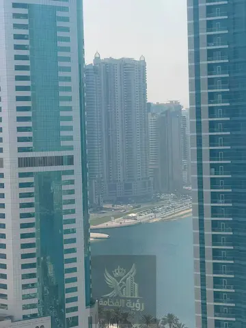 شقة للإيجار السنوي في الخان بإطلالة مفتوحة ثلاث غرف وصالة أربعة حمامات ثلاث غرف ماستر السعر 65000 درهم سنويا التأمين 3000 درهم الدفع 4 دفعات السعر شام
