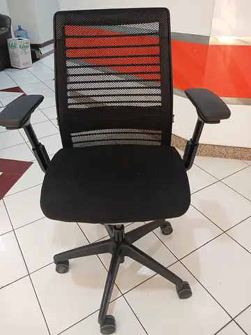 Selling For steel case Office chair excellent condition
