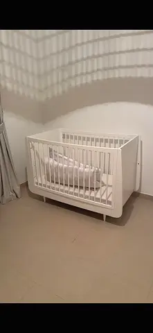 Snoozkod White Baby Crib in Good Condition - Minimalist Design