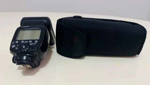 Canon 600EX-RT speedlite flash with bag