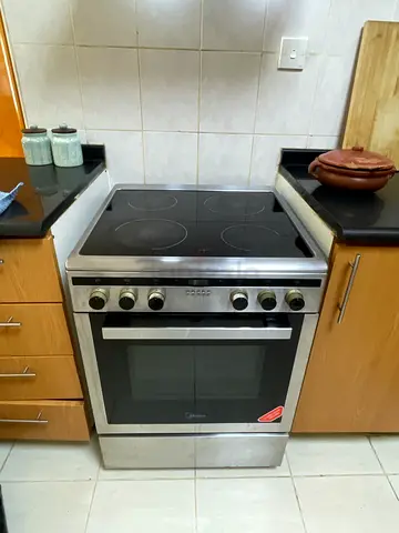 Used freestanding electric cooker with ceramic hob and oven - good condition
