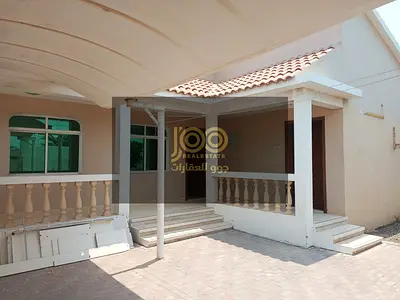 🏡 للإيجار السنوي | فيلا 4 غرف وصالة في شارع الملك فيصل – أم القيوين | حوش خاص | 60,000