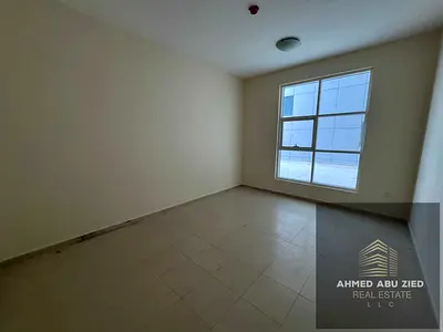 رفاهية السكن بانتظارك شقة تتكون من غرفة نوم ماستر _صالة واسعة جدا _مطبخ مجهز _2 حمام _مساحتها 900قدم _صيانة علي المالك _قريب من الخدمات _السعر الافضل