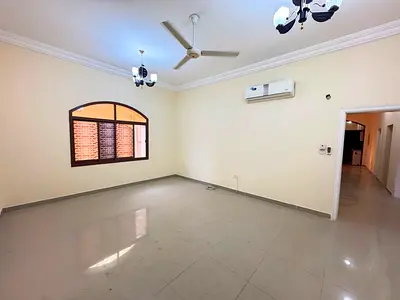تخيل أن باب بيتك يفتح على مساحة واسعة ومسبح خاص وحوش كبير، وكل هذا يصبح عنوان حياتك اليومية. فيلا مميزة جدًا في الباهية بعجمان، صُممت لمن يريد أن يعيش