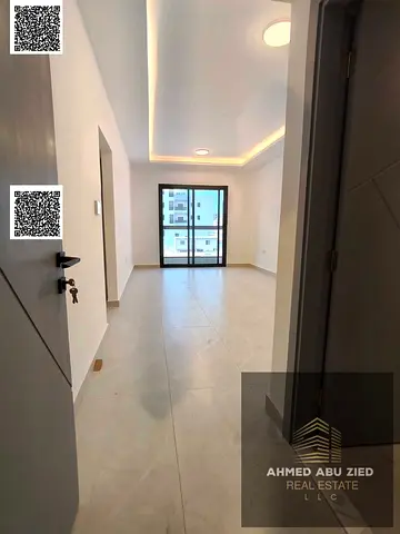 رفاهية السكن بانتظارك مع شهر مجاني شقة تتكون من غرفة توم ماستر _صالة واسعة جدا _مطبخ مجهز _2 حمام _صيانة كاملة علي المالك _الدخول البناية بالكارت السع