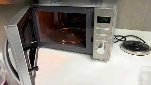 Compact stainless steel Kenwood microwave - good working condition