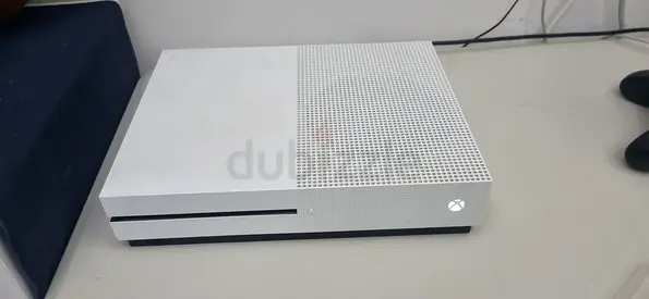 Xbox One S + 2 Official Controllers + Forza Horizon 4  + Ice Age – good Condition