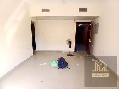 READY TO MOVE APARTMENT \\ NEAT AND CLEAN \\ FAMILY BUILDING NEAR BUS STSTION JUST 27