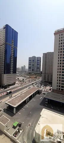 شقة 3 غرف وصالة للإيجار السنوي في التعاون الشارقة بالقرب من نستو وأدنوك، تكييف مجاني، جيم ومسبح مجاني، بدون رسوم إدارية وإطلالة مفتوحة