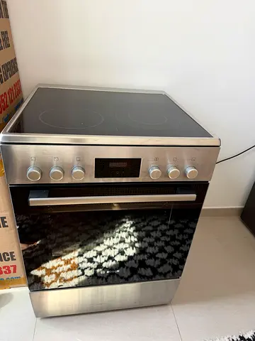 Bosch 60x60cm Electric cooker with digital clock new latest model - Good Condition