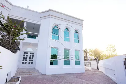 Spacious 5B Corner Villa | Covered Parking | VACANT