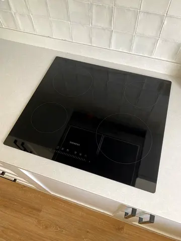 Built-in Siemens Ceramic Glass Electric Hob - 4 Zones, Brand New Condition. Was 2200 AED new.