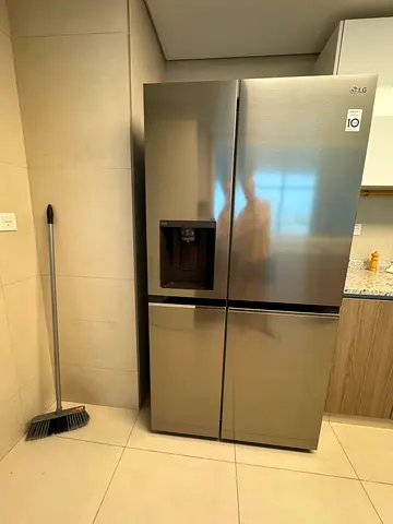 Lg side by side refrigerator with water dispenser and auto ice maker