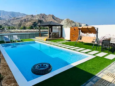 شاليه جاهز _ فرش فاخر _ تصميم متميز _ مفروش بالكامل موقع متميز _ مخدوم بالكامل