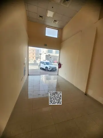 Large area shop / strategic location / budget / on the exit of Dubai