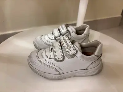 White shoes, size 25