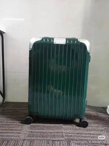 Green gloss RIMOWA ESSENTIAL cabin suitcase