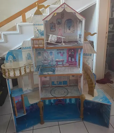 Free big doll house