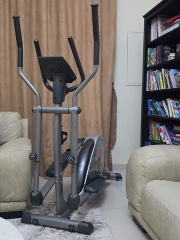 Cross trainer exercising machine