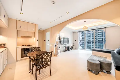 Elegantly Furnished| Beachfront Living | Sea View