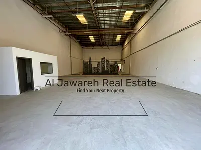 مستودع مع شوروم للايجار 5615 قدم علي شارع رئيسي بسعر مميز
