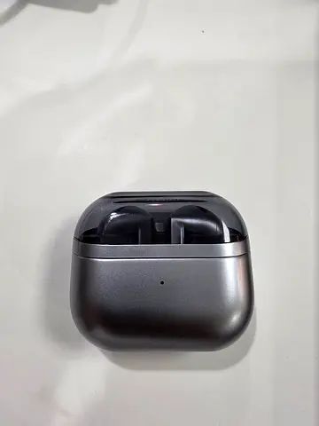 4 days old Samsung galaxy earbuds 3 Silver With Charging Case