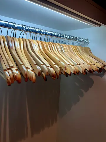 Set of wooden clothes hangers - natural finish (100 pieces)