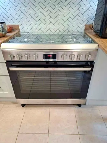 Bosch 5 hobs Full Gas cooker 90cm with Fan inside oven and digital clock