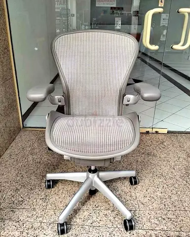 Herman Miller Aeron chair size B fully loaded