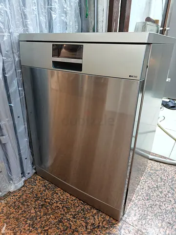 Siemens iq700 stainless steel freestanding dishwasher - good working condition with Wife Model