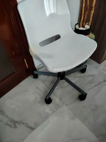 White swivel office chair on wheels - good condition