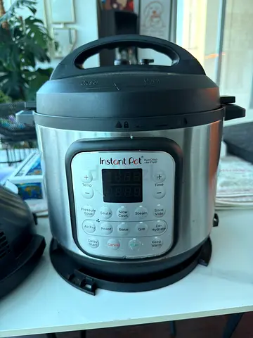 Instant Pot Duo Crisp + Air Fryer 8L – Excellent Condition with cling film still on! | AED 550