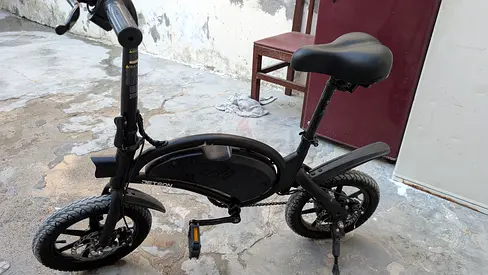 Foldable electric mini bike